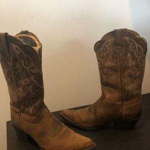 Ariat Heritage Western J-toe boot in dressed brown. Women’s size 6.5.